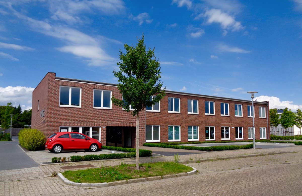 Außenansicht Büroanlage in Oldenburg mit Parkplatz